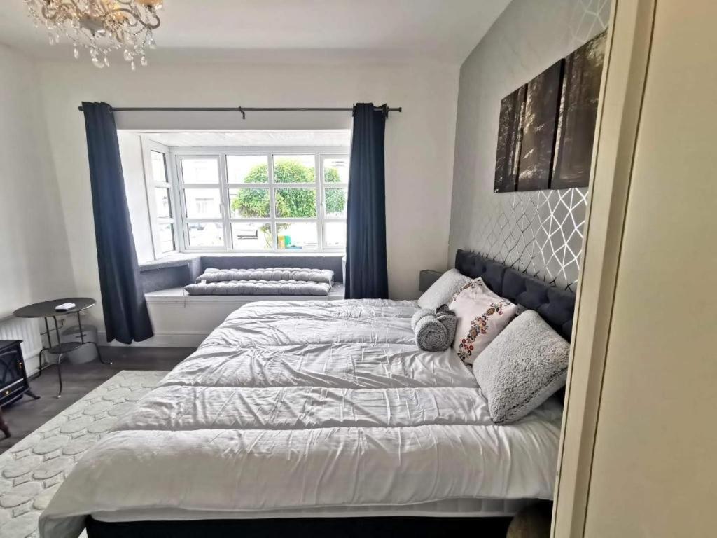 City Centre Room, Wifi, Share Facility Суонзи Екстериор снимка